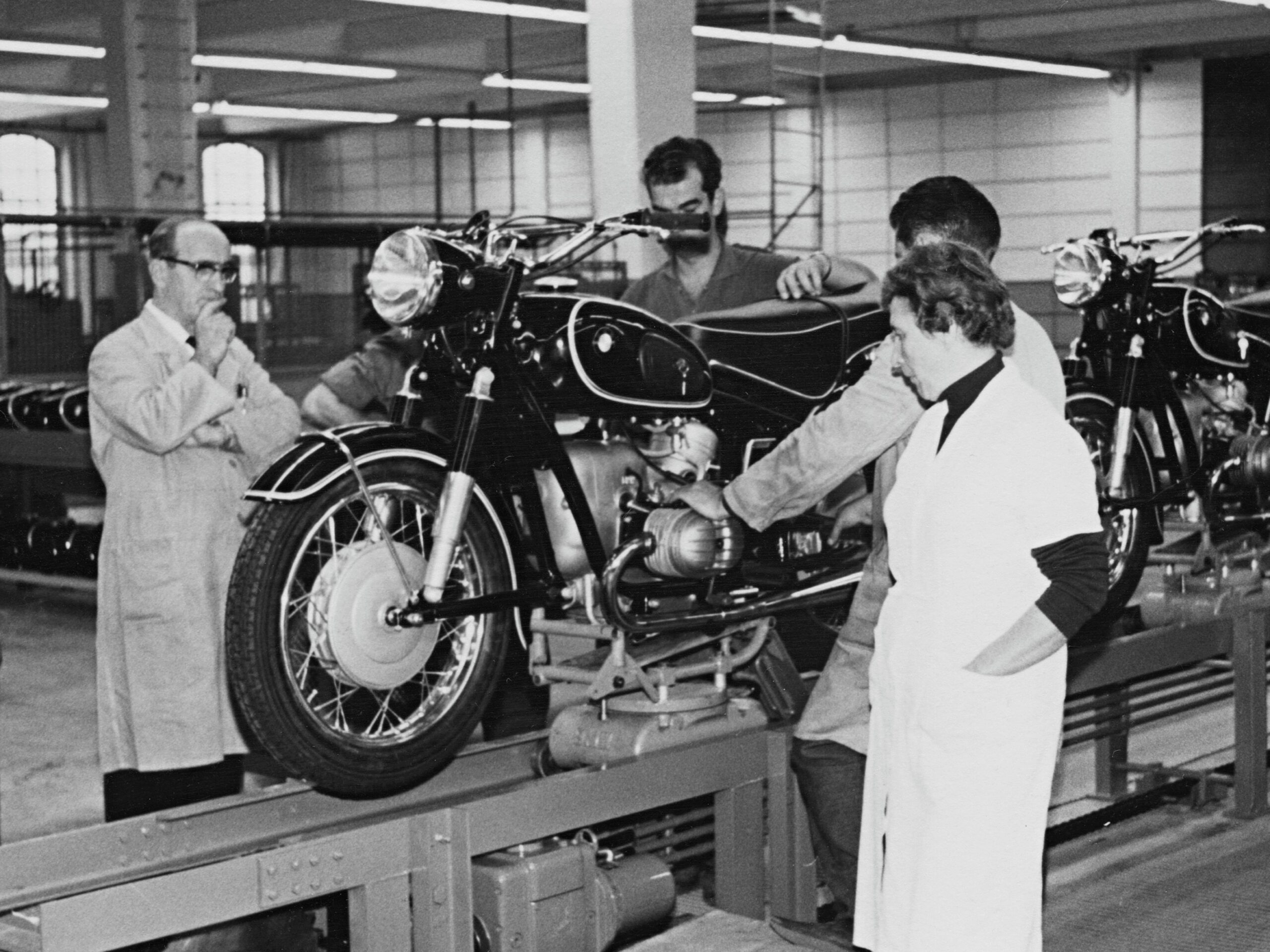 Montage einer BMW R 60/2 im Berliner Werk im Jahr 1966