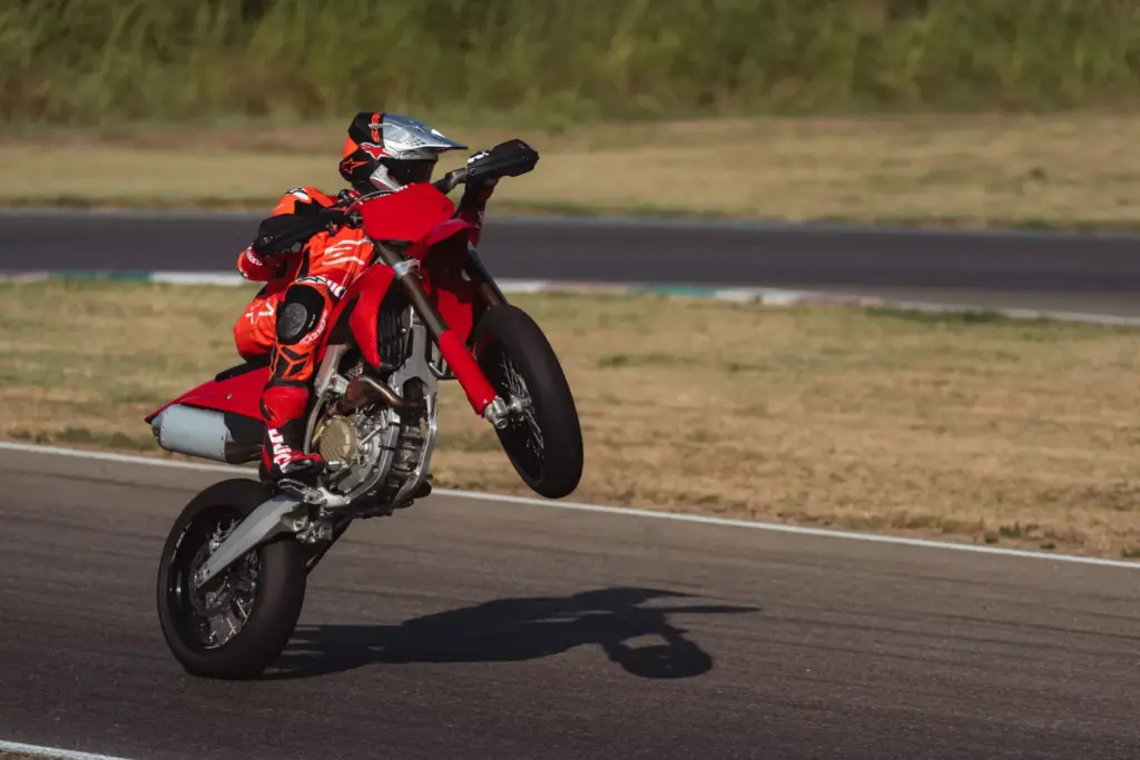 Ducati Desmo450 SM beim Driften auf der Supermoto-Strecke