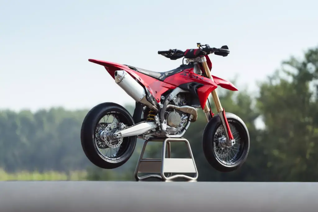 Ducati Desmo450 SM mit Fahrer auf der Rennstrecke