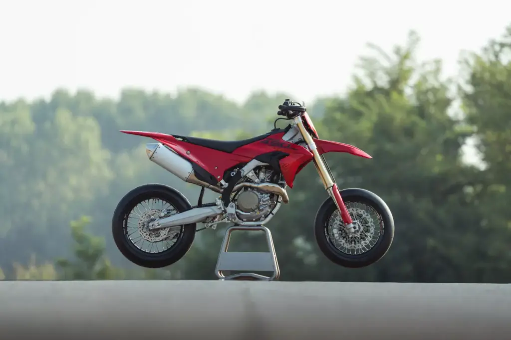 Front und Bremse der Ducati Desmo450 SM, Ansicht schräg von vorn