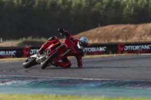 Ducati Desmo450 SM im Supermoto-Renneinsatz auf der Strecke