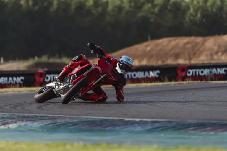 Ducati Desmo450 SM im Supermoto-Renneinsatz auf der Strecke