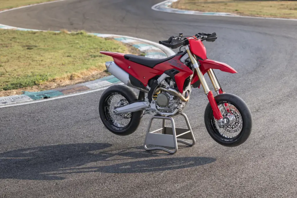 Ducati Desmo450 SM als Studioaufnahme schräg von oben
