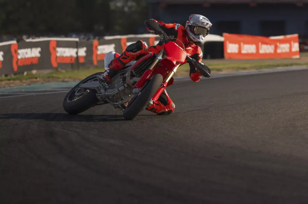 Ducati Desmo450 SM in Ducati Red, Ansicht schräg von vorn