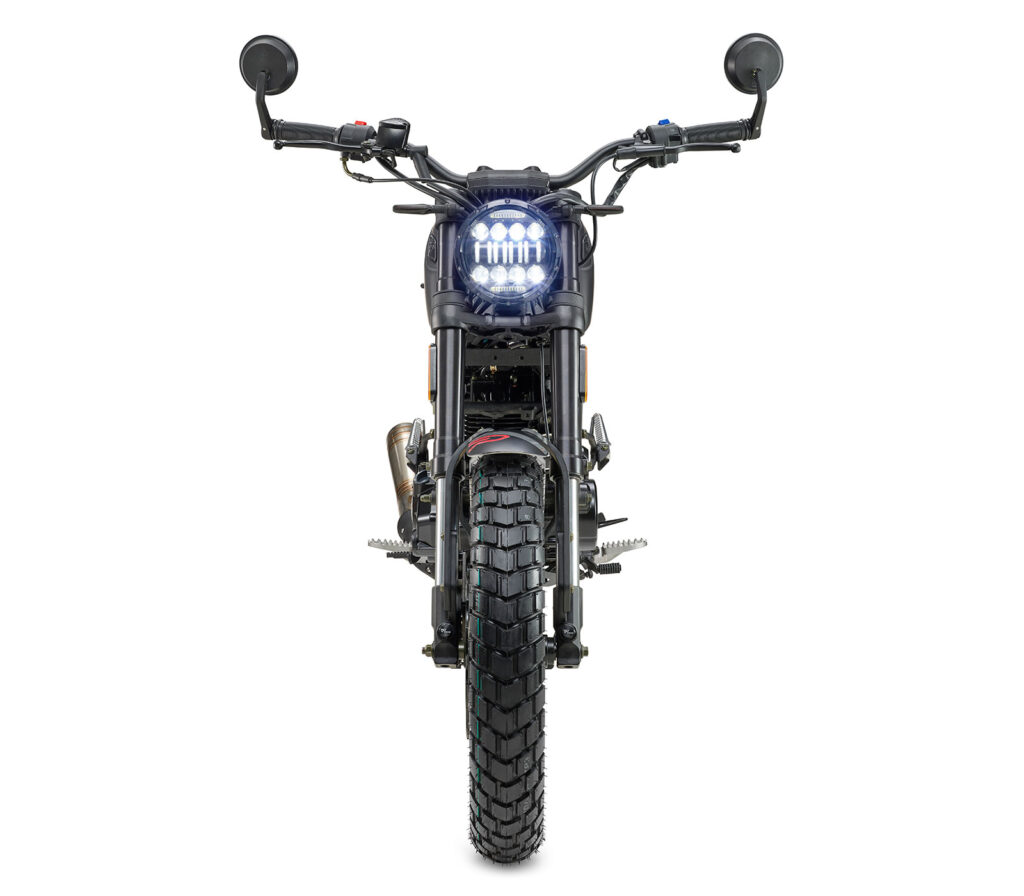 Front der Prike PXS 125 Scrambler mit rundem LED-Scheinwerfer