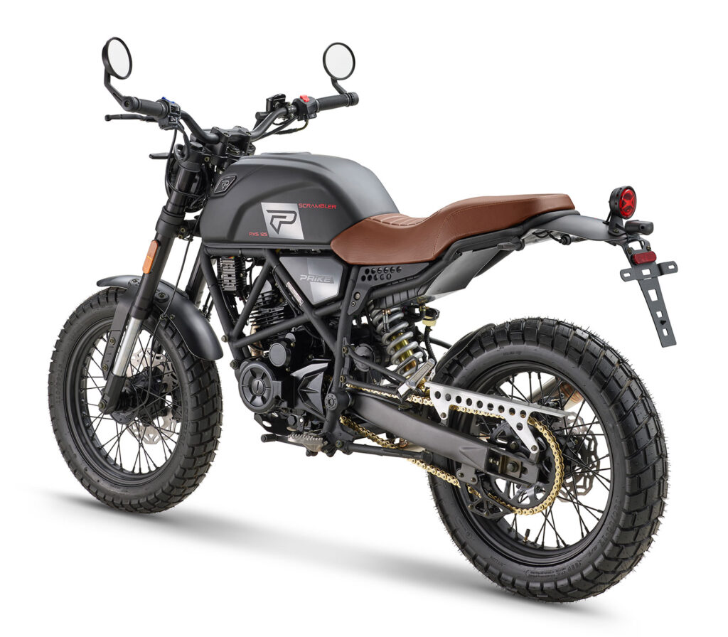 Prike PXS 125 Scrambler 2026 von schräg hinten