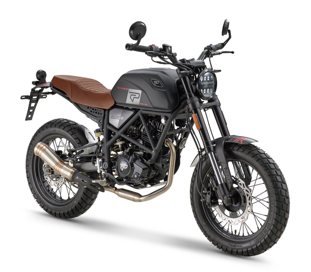 Prike PXS 125 Scrambler in Schwarz, Ansicht schräg von vorn
