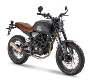 Prike PXS 125 Scrambler in Schwarz, Ansicht schräg von vorn
