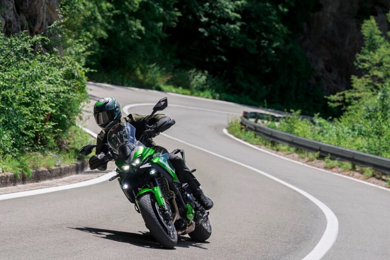 Kawasaki Versys 900 2027 auf einer Landstraße