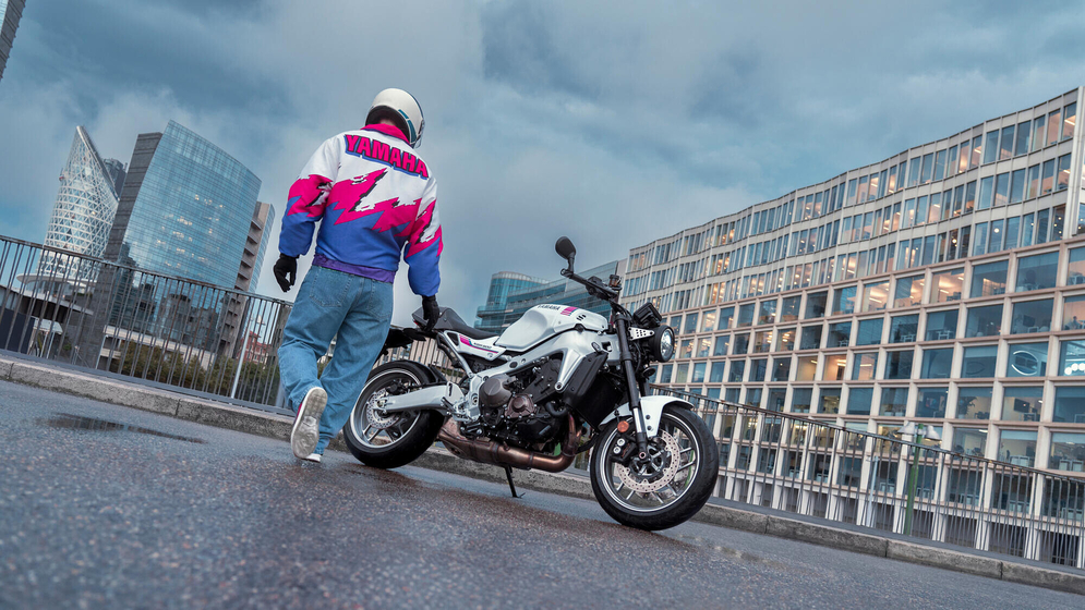 Yamaha XSR900 pink 2027 (21)