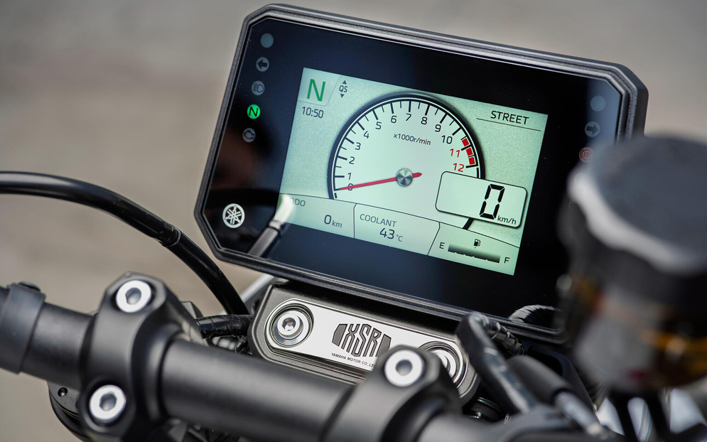 Yamaha XSR900 pink 2027 (7)